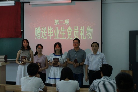 20170616 赠送毕业生礼物2.JPG
